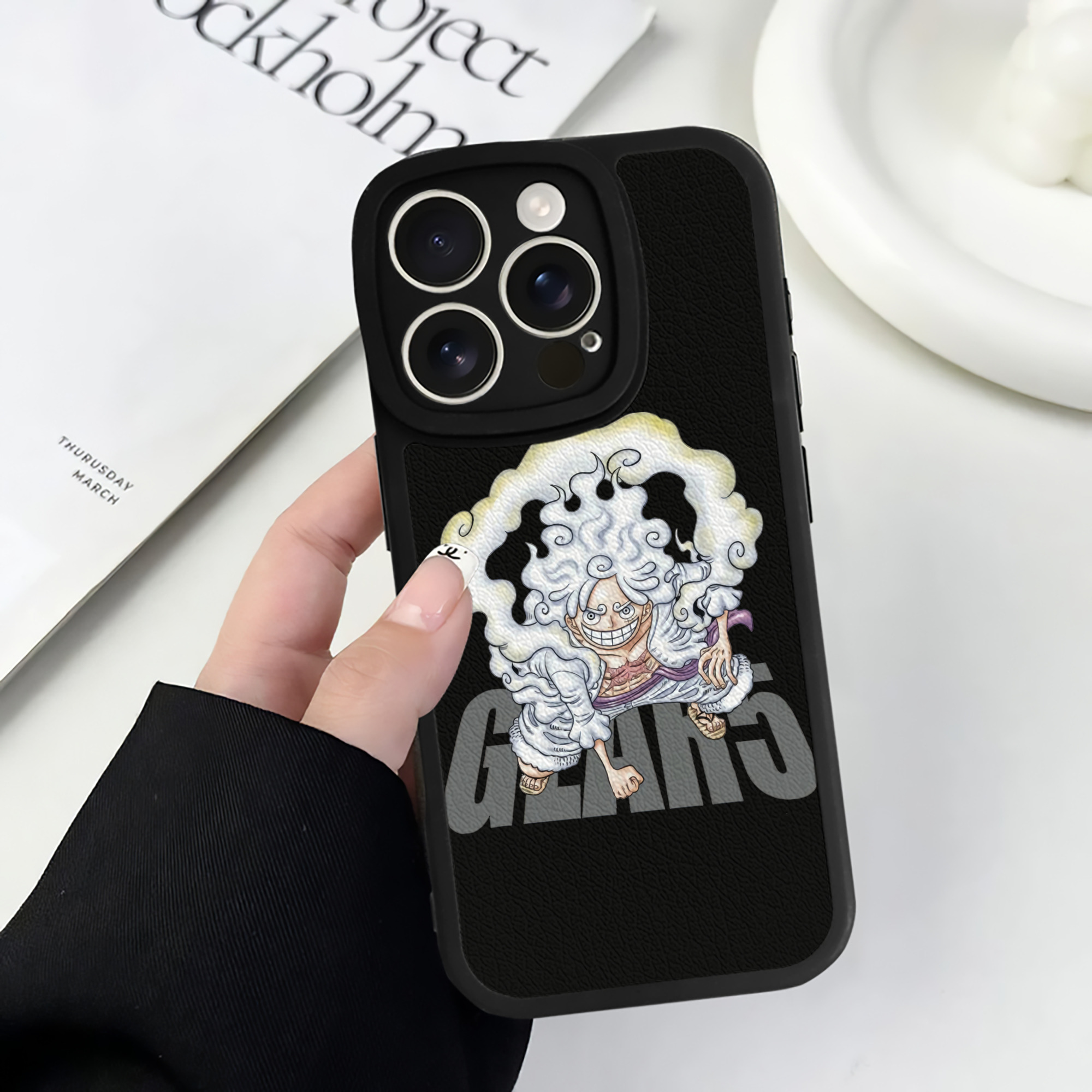 （画像用） ワンピース モンキー・D・ルフィ ONE PIECE Monkey D. Luffy 【iPhone 16シリーズ対応】シリコンスマホケース（レザー調） 材質：シリコン
